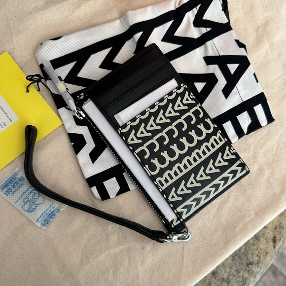 New Marc Jacob The Monogram Leather Top Zip Wristlet - Picture 3 of 6